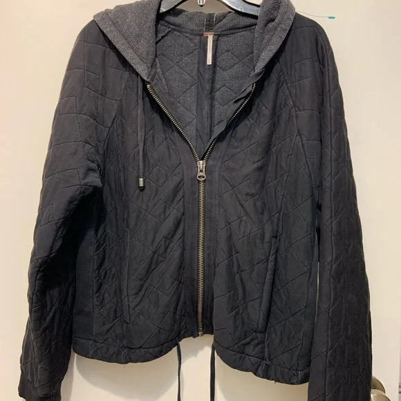 Free People Women’s (Medium) Black Quilted Jacket with Hood and zipper back. - Picture 2 of 11